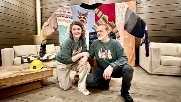 Kohviku Kampsun perenaine ja peremees Anneli ja Alar Pilliroog originaalse kampsunitest fotoseina ees. Kohvikus on mitmel pool kokku 26 kampsunit. Fotod ja video: KALEV ANNOM